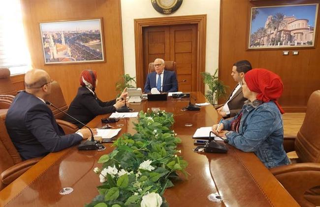 محافظ بورسعيد يلتقي السياح الأجانب في ساحة الشهداء