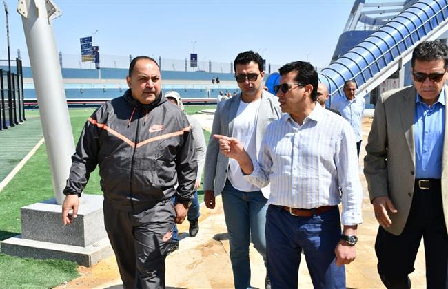 وزير الرياضة يتفقد الأعمال الإنشائية بفرع النادي بشيراتون قبيل افتتاحه