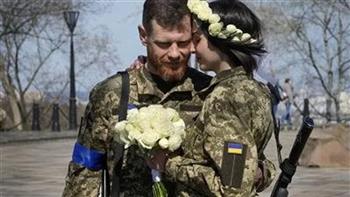   شاهد.. جنديان أوكرانيان يعقدان قرانهما في جبهة المعركة