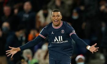 مبابي يراقب احتفالات ريال مدريد بحصد لقب الليجا
