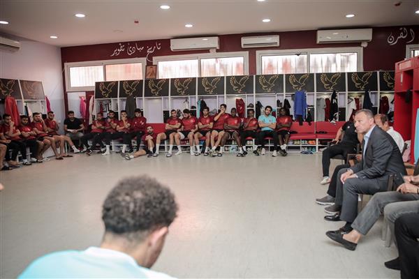 الخطيب يضع النقاط على الحروف مع لاعبي الأهلي وجهازهم الفني