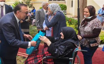   محافظ الإسكندرية يزور دور المسنين والأيتام لتهنئتهم بعيد الفطر المبارك 