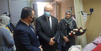 رئيس جامعة بنها يطمئن على طالب الهندسة بعد إصابته في حادث تصادم