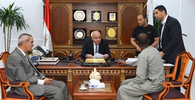 «الداودي» يواصل استقبال 30 مواطنا لبحث شكواهم في قنا 