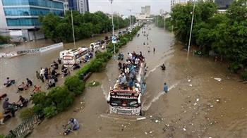 بسبب ارتفاع درجات الحرارة.. فيضانات مفاجئة تدمر جسر بـ «باكستان»