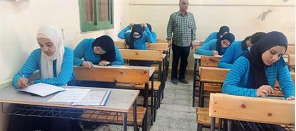 طلاب أولى ثانوى يؤدون الامتحان المقالى الورقى فى اللغة العربية