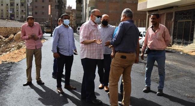 محافظ أسيوط يتفقد استكمال أعمال رصف شوارع وميادين حي غرب 