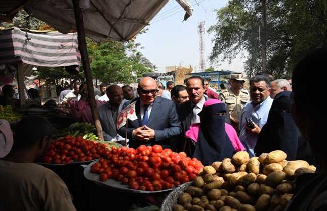 محافظ قنا يفاجئ شادر الخضروات والفاكهة بنجع حمادي 