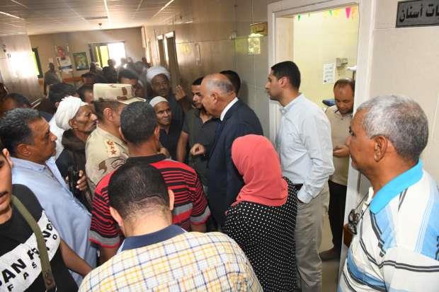 محافظ قنا يصطحب سيدة إلى مجمع التأمين الصحى لتوقيع الكشف الطبى على طفلها