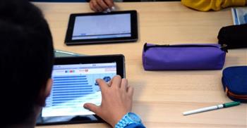   التعليم:99.6 % من طلاب الصف الأول الثانوي يؤدون امتحان مادة اللغة العربية "إلكترونيًا" 