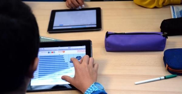 التعليم:99.6 % من طلاب الصف الأول الثانوي يؤدون امتحان مادة اللغة العربية "إلكترونيًا"