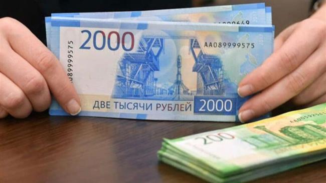 الروبل يحقق مكاسب ويتفوق على الدولار في سوق العملات