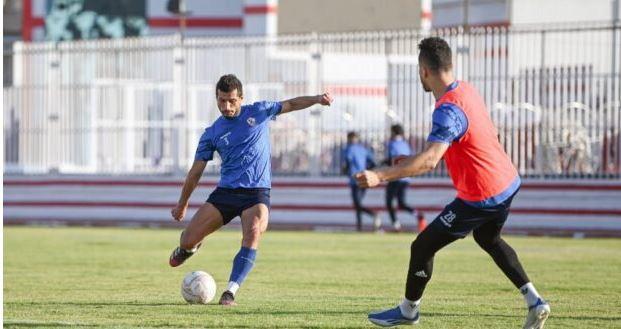 الجهاز الفني يخصص فقرة للاعبين للتسديد على المرمى