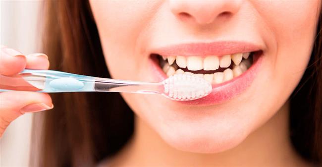 أخطاء ترتكبها تضر بأسنانك يومياً ولا تعرف عنها شيئاً