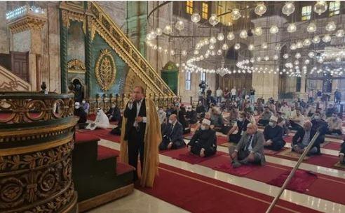محافظ القاهرة يؤدي صلاة الجمعة بمسجد محمد علي بالقلعة