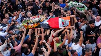   الاحتلال ينزع علم فلسطيني عن جثمان الشهيدة أبو عاقلة ويمنع المُشيعين من السير خلفه