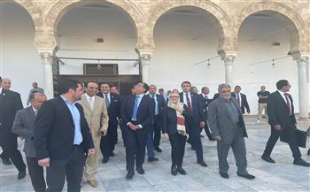   مدبولى يزور مسجد الزيتونة الأثري ويجري جولة في السوق القديم بالعاصمة تونس
