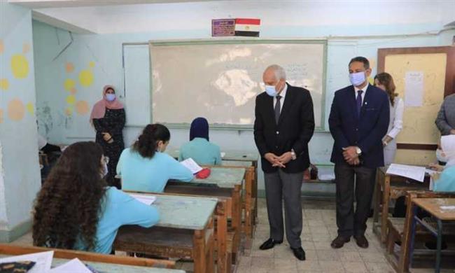 محافظ الجيزة يتفقد لجان امتحانات نهاية العام للشهادة الإعدادية