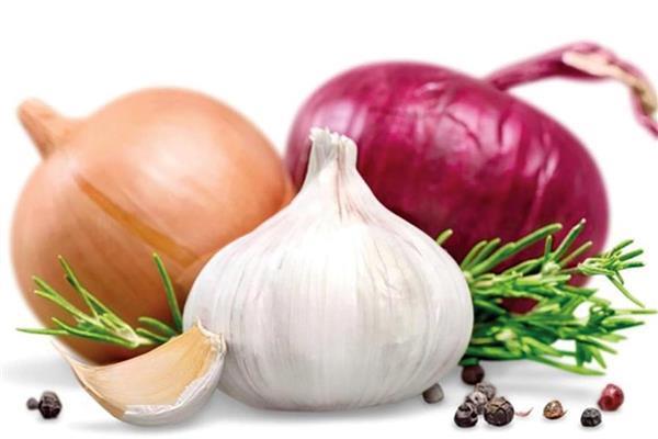5 طرق بسيطة للتخلص من رائحة الثوم والبصل بعد الأكل