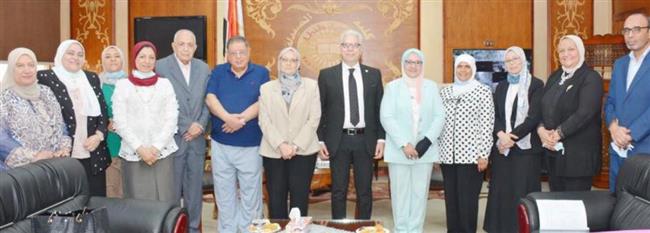 فريق لجنة قطاع الدراسات الصيدلية بالأعلى للجامعات يزور صيدلة طنطا