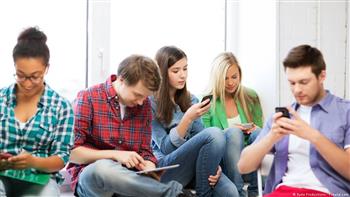   دراسة أمريكية: إفراط الشباب في استخدام الهواتف الذكية يقوض صحتهم العقلية
