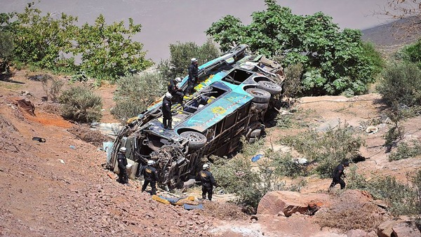 بيرو: سقوط حافلة ركاب تودي بحياة 11 شخصًا