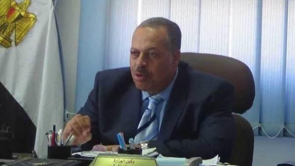 " الطيبى "يفاجئ عدد من الإدارات الخدمية بقنا لمتابعة انتظام سير العمل