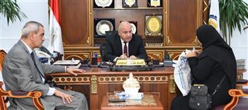 " الداودي " يواصل استقبال المواطنين بمكتبه للاستماع إلى شكواهم فى قنا 