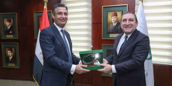 رئيس البريد يستقبل سفير أذربيجان بالقاهرة لبحث أوجه التعاون بين البلدين