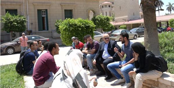 رئيس جامعة القاهرة يلتقي بالطلاب في حوار أبوي.. فيديو