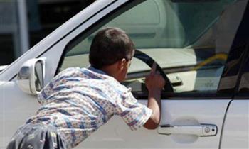 ضبط أب ضرب أطفاله الثلاثة وأجبرهم على التسول فى العجوزة