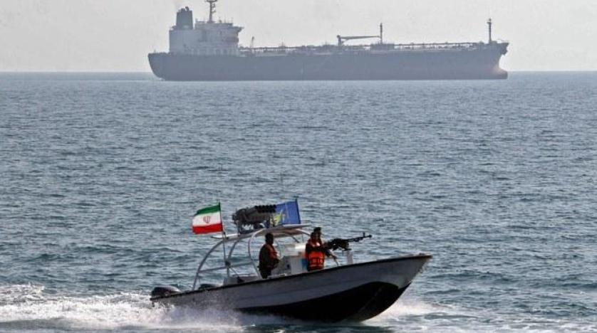 إيران تحتجز سفينة أجنبية تنقل وقود مهرب