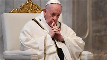   البابا فرنسيس لا يستطيع الوقوف على قدميه ويستعين بكرسي متحرك