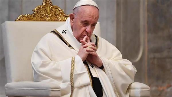 البابا فرنسيس لا يستطيع الوقوف على قدميه ويستعين بكرسي متحرك