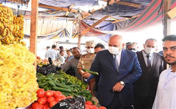   محافظ قنا يفاجئ محال بيع الخضروات والفاكهة بمنطقة السوق الفوقاني