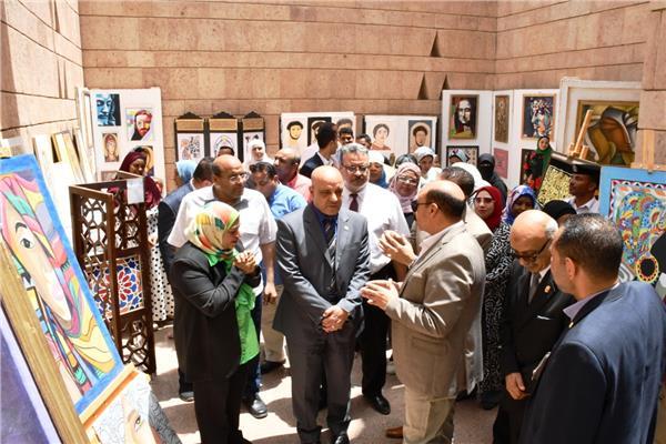 محافظ أسوان يفتتح معرض طلاب كلية الآثار بمتحف النوبة