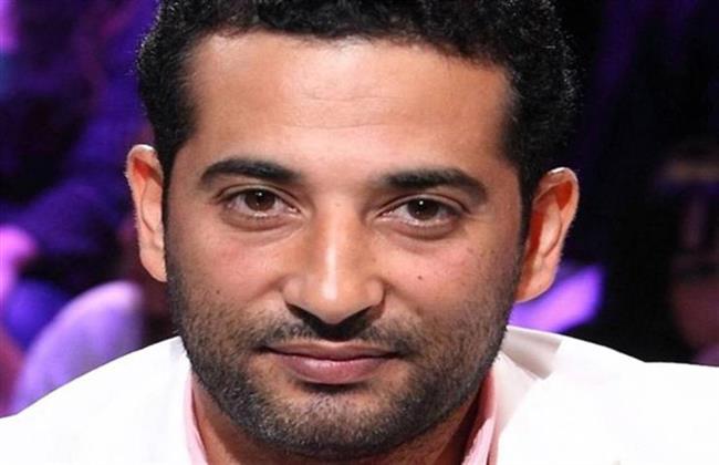 صورة.. عمرو سعد يسقى الزرع