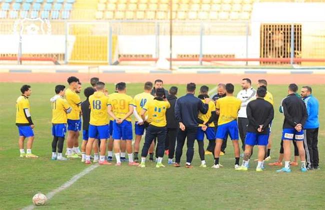 تدريبات شاقة لحراس مرمي الإسماعيلي على الرمال