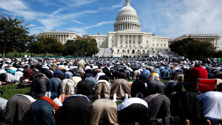 المسلمون في الولايات المتحدة يؤدون صلاة العيد بأعداد كبيرة بعد تخفيف قيود كورونا