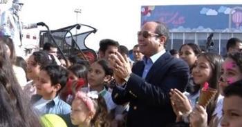 الرئيس السيسي يشارك أبناء الشهداء في ساحة الألعاب خلال احتفالية عيد الفطر