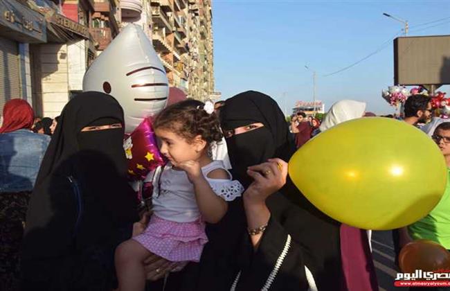 أهالي الإسكندرية وضيوفها يحتفلون بأول أيام عيد الفطر