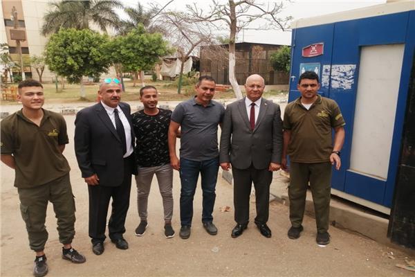 رئيس جامعة بنها يشارك أفراد الأمن الإدارى الاحتفال بالعيد فى مواقع عملهم