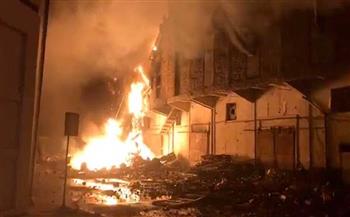   السيطرة على حريق مخزن أخشاب في منشأة ناصر