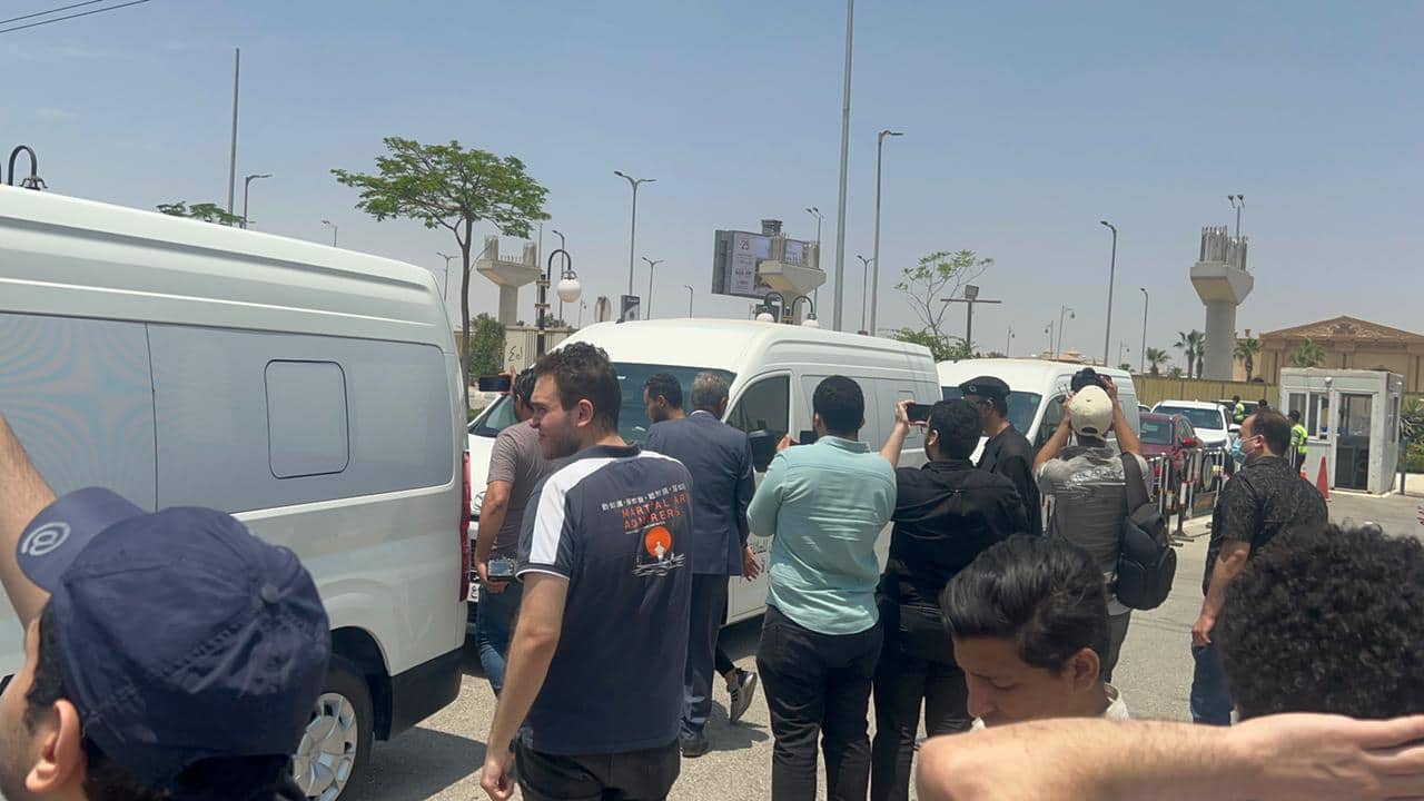 وصول جثمان الفنان سمير صبري لإقامة صلاة الجنازة عليه بمسجد الشرطة