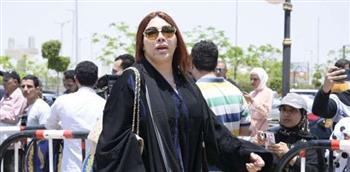 انفعال الفنانة غادة إبراهيم خلال جنازة سمير صبري