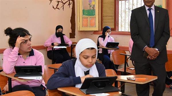 99.76 % من طلاب الصف الثاني الثانوي يؤدون الامتحانات إلكترونيًا