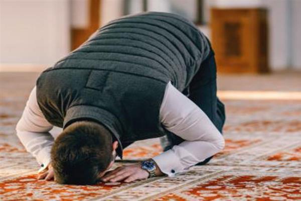 هل نسيان قراءة الفاتحة في الصلاة يستلزم إعادتها؟.. الإفتاء توضح