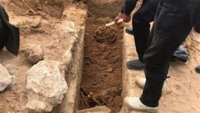 ما حكم فتح المقبرة على متوفى حديثا لدفن جثمان آخر؟