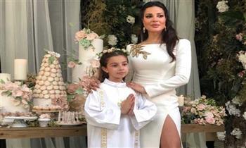 نادين نجيم تحتفل بالمناولة الأولى لابنتها 