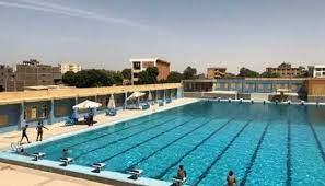 رئيس مدينة الأقصر يتفقد مبنى حمام السباحة الأوليمبي بالعوامية